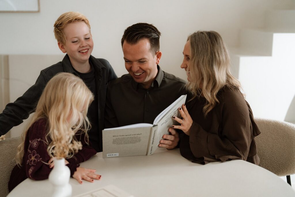 Samen een boekje lezen tijdens de kerst fotoshoot bij Emily Breedveld.